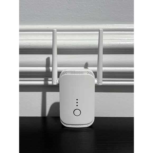 WLM Macard Fastest WiFi Extender/Booster - 300Mbps / 2.4GHz / Covers 9,000 Sq ft - Picture 1 of 4